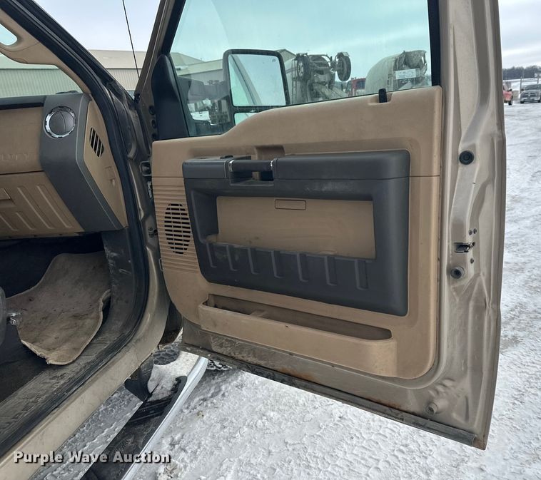 image for item DW4392 2011 Ford F350 Crew Cab pickup truck