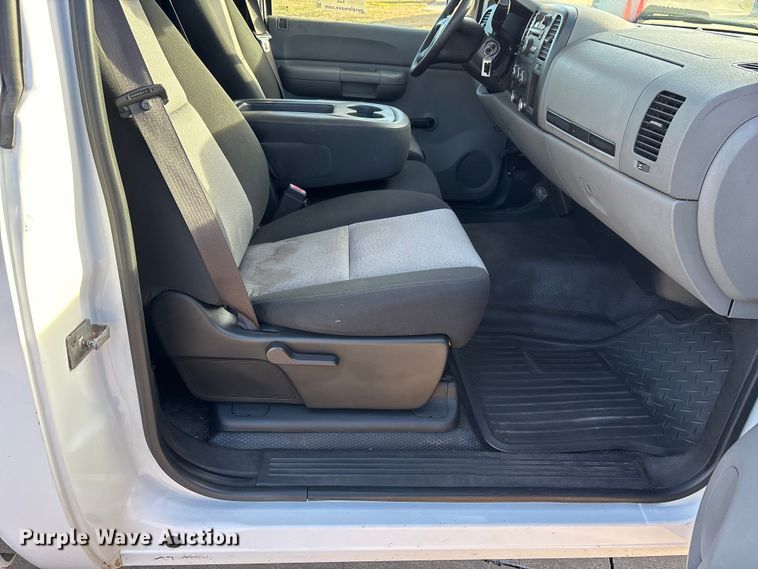 image for item DW7372 2008 Chevrolet Silverado pickup truck