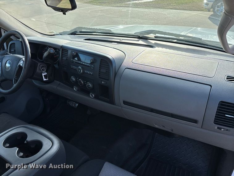 image for item DW7372 2008 Chevrolet Silverado pickup truck