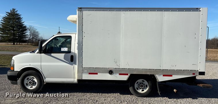 image for item DW7374 2019 GMC Savana box truck