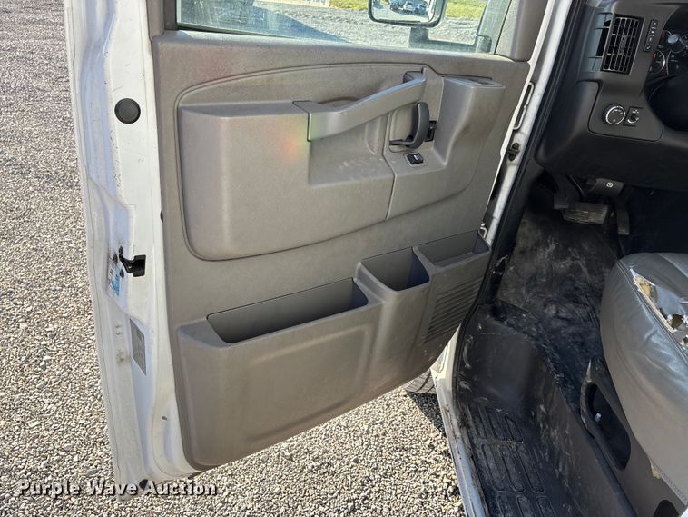 image for item DW7374 2019 GMC Savana box truck