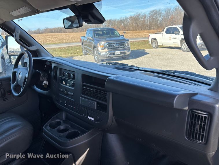 image for item DW7374 2019 GMC Savana box truck