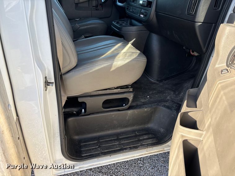 image for item DW7374 2019 GMC Savana box truck