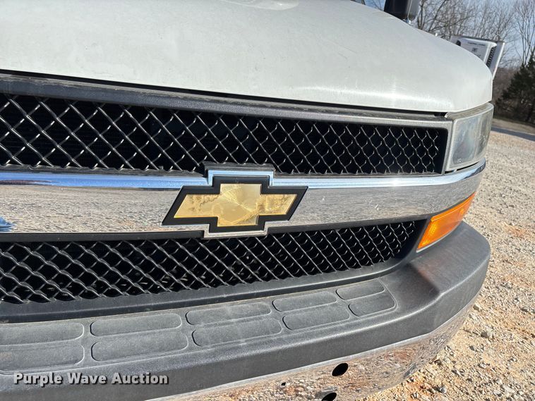 image for item DW7376 2014 Chevrolet Express shuttle bus