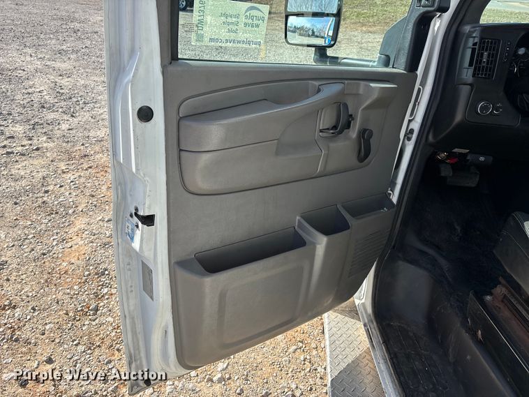 image for item DW7376 2014 Chevrolet Express shuttle bus