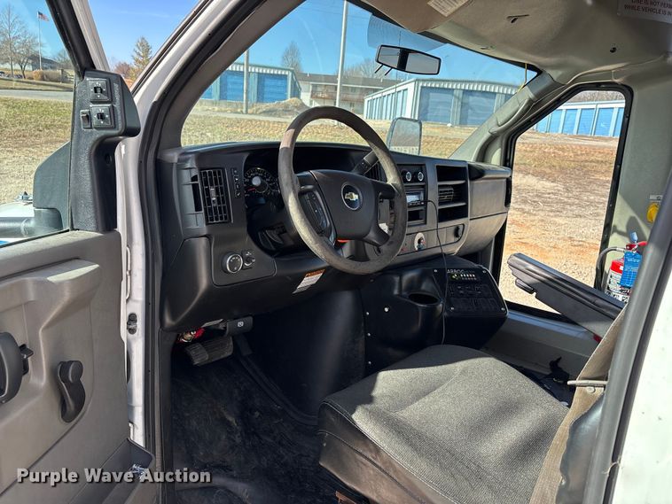 image for item DW7376 2014 Chevrolet Express shuttle bus