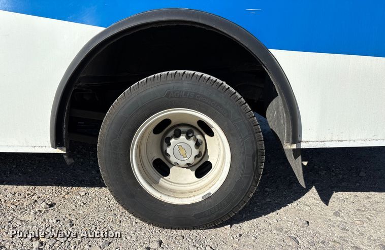 image for item DW7376 2014 Chevrolet Express shuttle bus