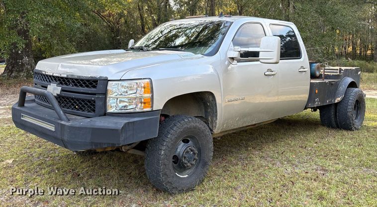 image for item EA7039 2008 Chevrolet Silverado 3500HD Crew Cab flatbed pickup truck