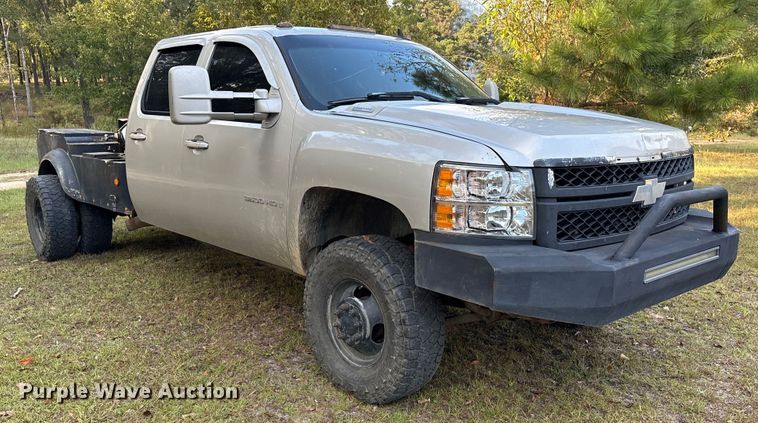 image for item EA7039 2008 Chevrolet Silverado 3500HD Crew Cab flatbed pickup truck