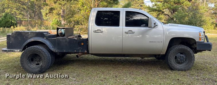 image for item EA7039 2008 Chevrolet Silverado 3500HD Crew Cab flatbed pickup truck