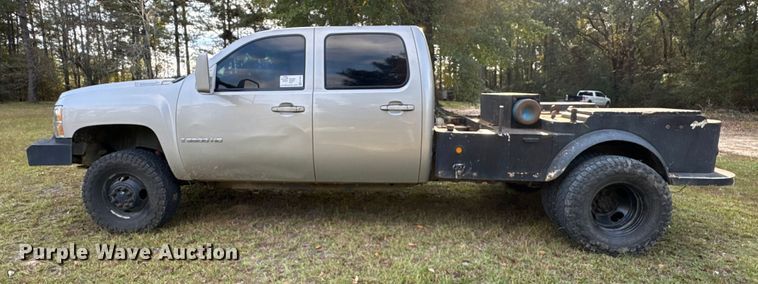 image for item EA7039 2008 Chevrolet Silverado 3500HD Crew Cab flatbed pickup truck