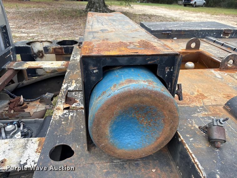 image for item EA7039 2008 Chevrolet Silverado 3500HD Crew Cab flatbed pickup truck