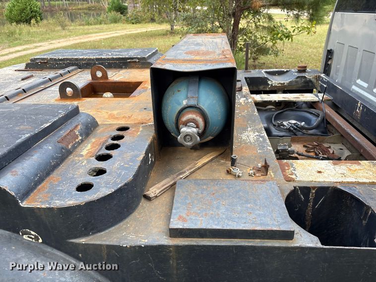 image for item EA7039 2008 Chevrolet Silverado 3500HD Crew Cab flatbed pickup truck