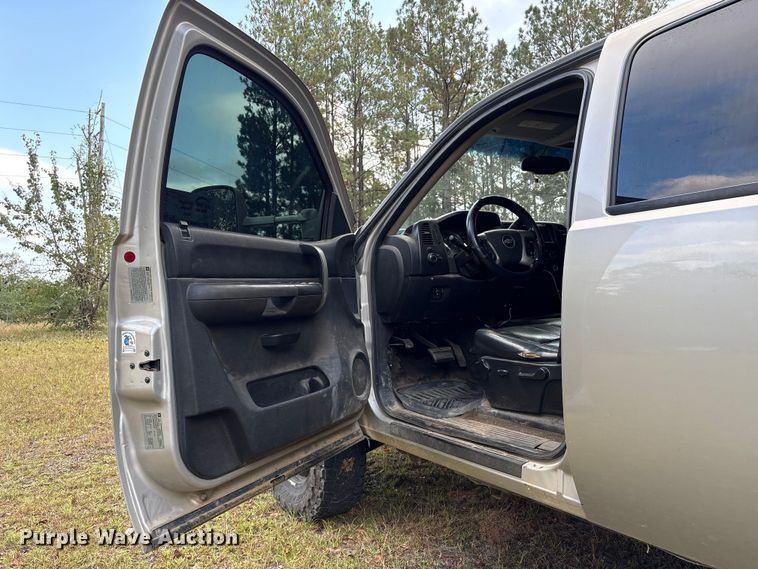 image for item EA7039 2008 Chevrolet Silverado 3500HD Crew Cab flatbed pickup truck