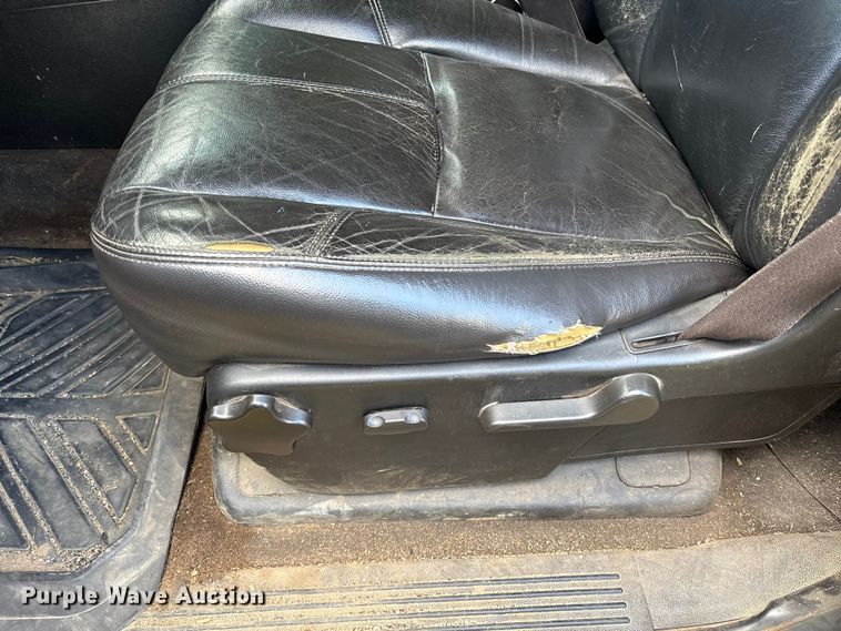 image for item EA7039 2008 Chevrolet Silverado 3500HD Crew Cab flatbed pickup truck