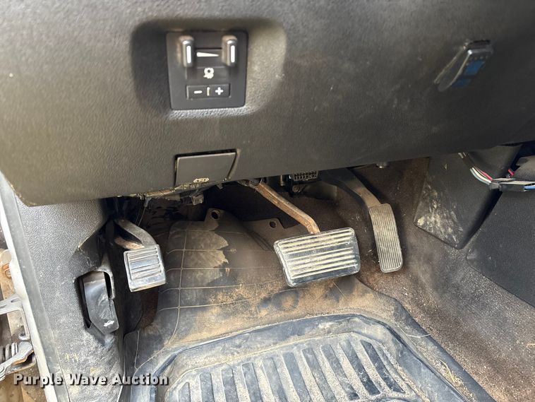 image for item EA7039 2008 Chevrolet Silverado 3500HD Crew Cab flatbed pickup truck