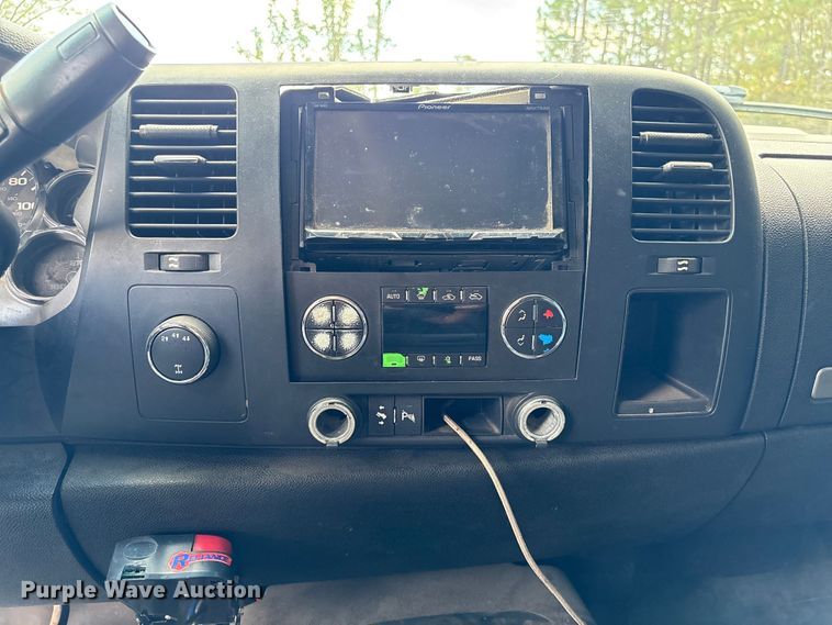 image for item EA7039 2008 Chevrolet Silverado 3500HD Crew Cab flatbed pickup truck