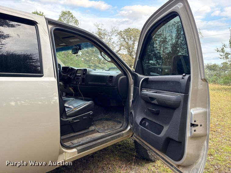 image for item EA7039 2008 Chevrolet Silverado 3500HD Crew Cab flatbed pickup truck