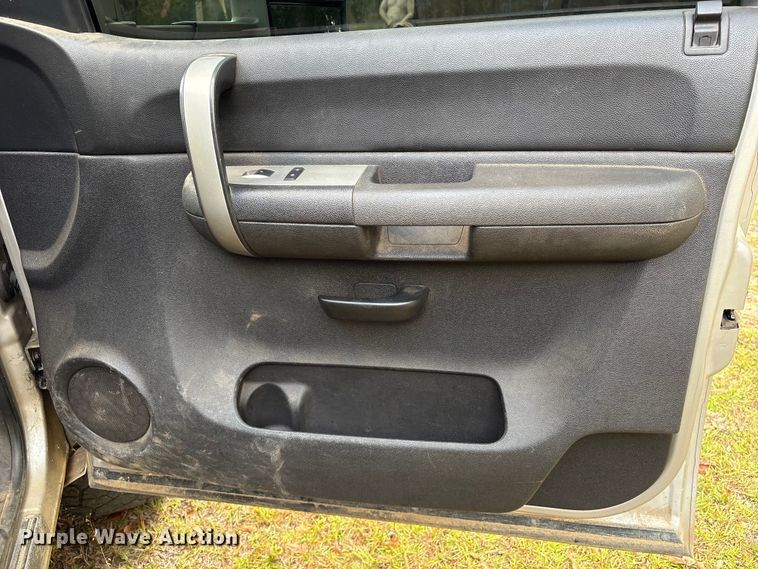 image for item EA7039 2008 Chevrolet Silverado 3500HD Crew Cab flatbed pickup truck