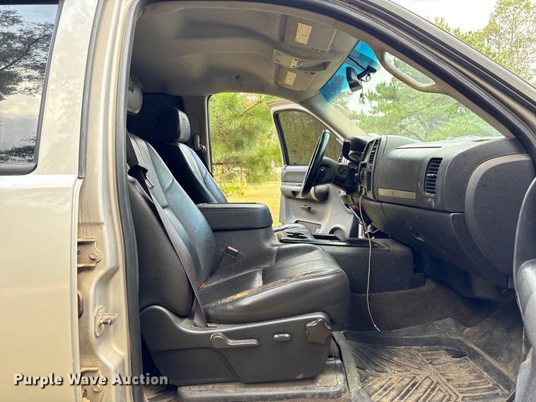 image for item EA7039 2008 Chevrolet Silverado 3500HD Crew Cab flatbed pickup truck