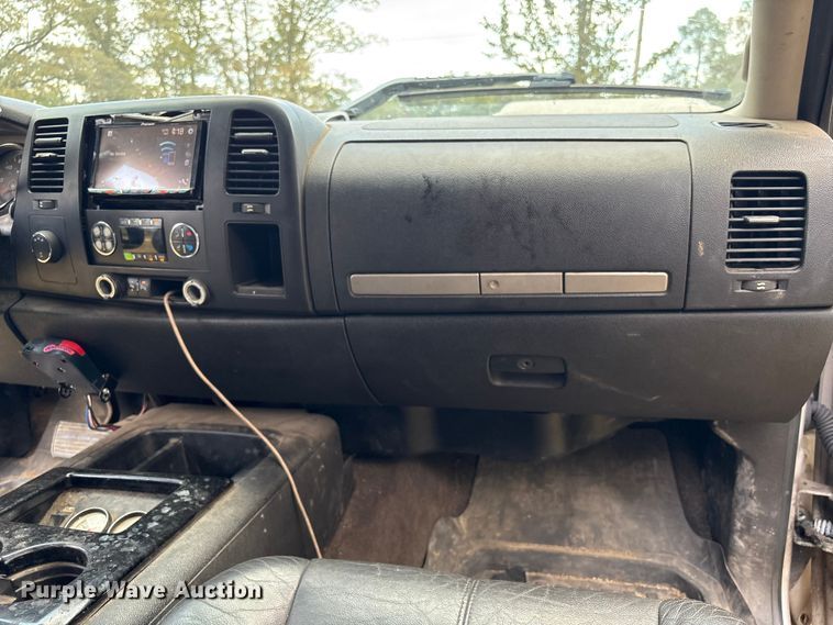 image for item EA7039 2008 Chevrolet Silverado 3500HD Crew Cab flatbed pickup truck