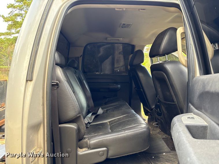 image for item EA7039 2008 Chevrolet Silverado 3500HD Crew Cab flatbed pickup truck