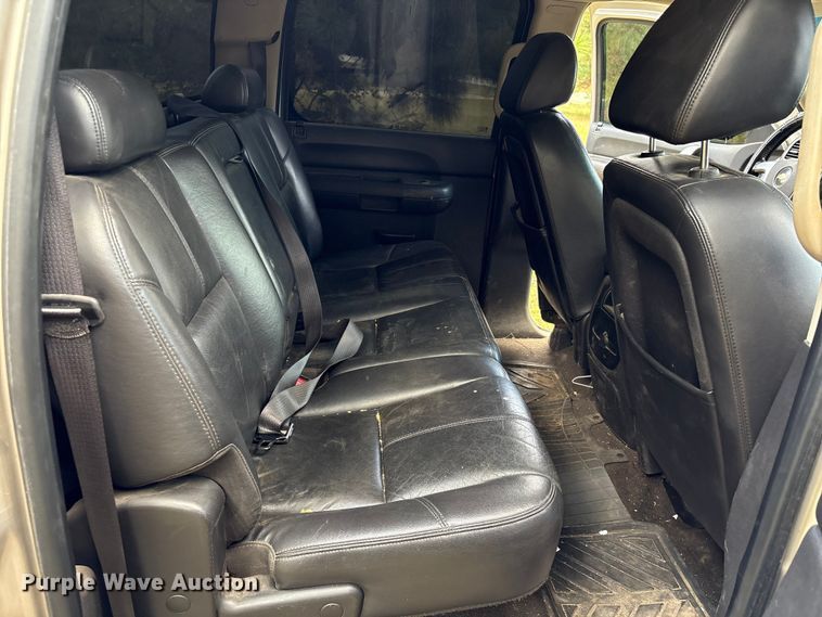 image for item EA7039 2008 Chevrolet Silverado 3500HD Crew Cab flatbed pickup truck