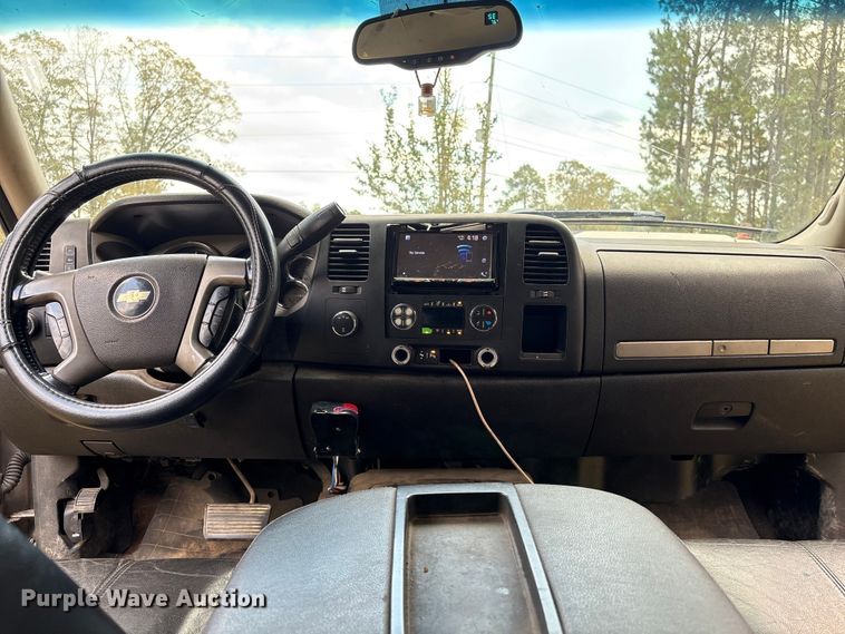 image for item EA7039 2008 Chevrolet Silverado 3500HD Crew Cab flatbed pickup truck