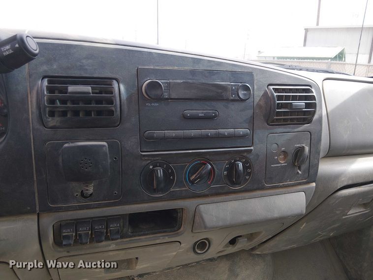 image for item EC1331 2006 Ford F450 Super Duty utility / service truck