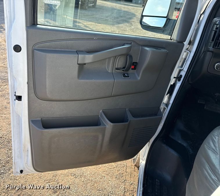 image for item EG1835 2017 GMC Savana van