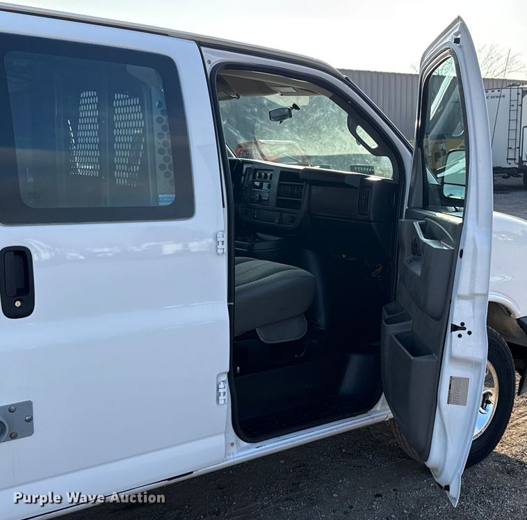 image for item EG1835 2017 GMC Savana van