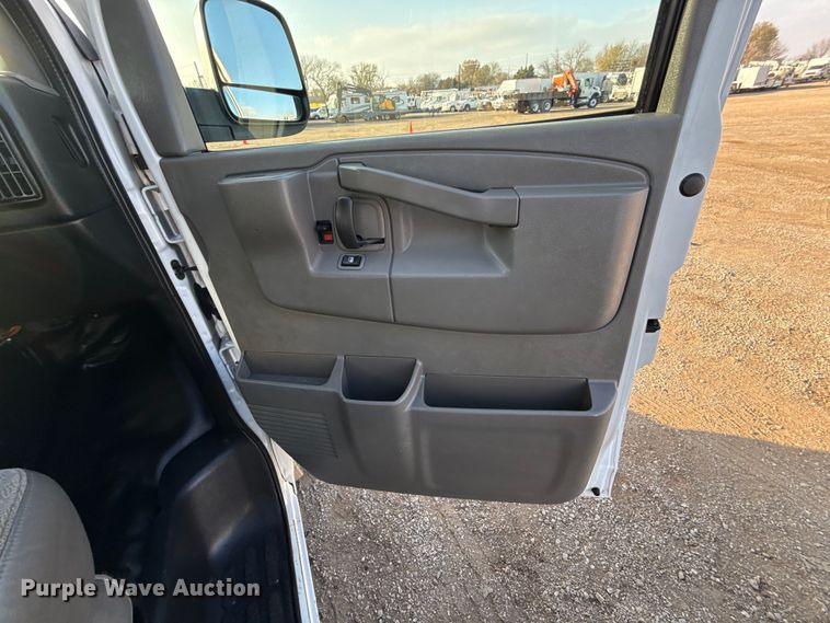 image for item EG1835 2017 GMC Savana van
