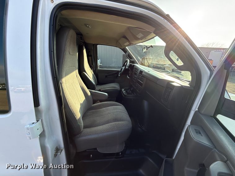 image for item EG1835 2017 GMC Savana van