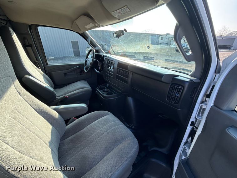 image for item EG1835 2017 GMC Savana van