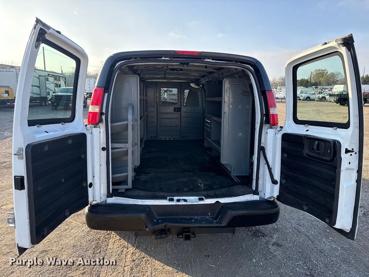 image for item EG1835 2017 GMC Savana van