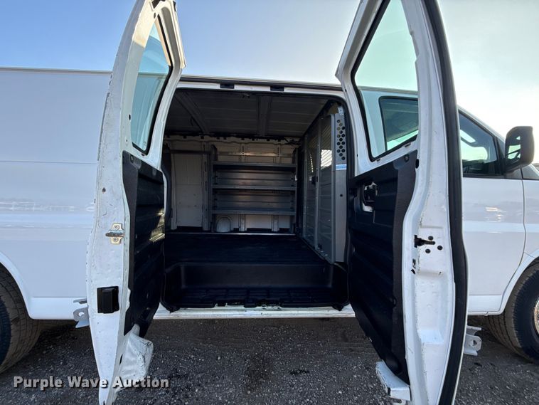 image for item EG1835 2017 GMC Savana van