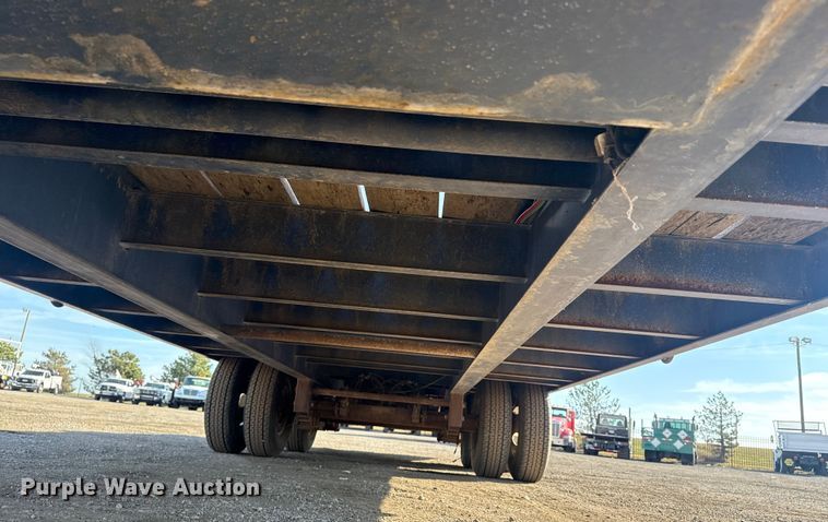 image for item EG1917 2008 Eager Beaver 10HA-PT equipment trailer