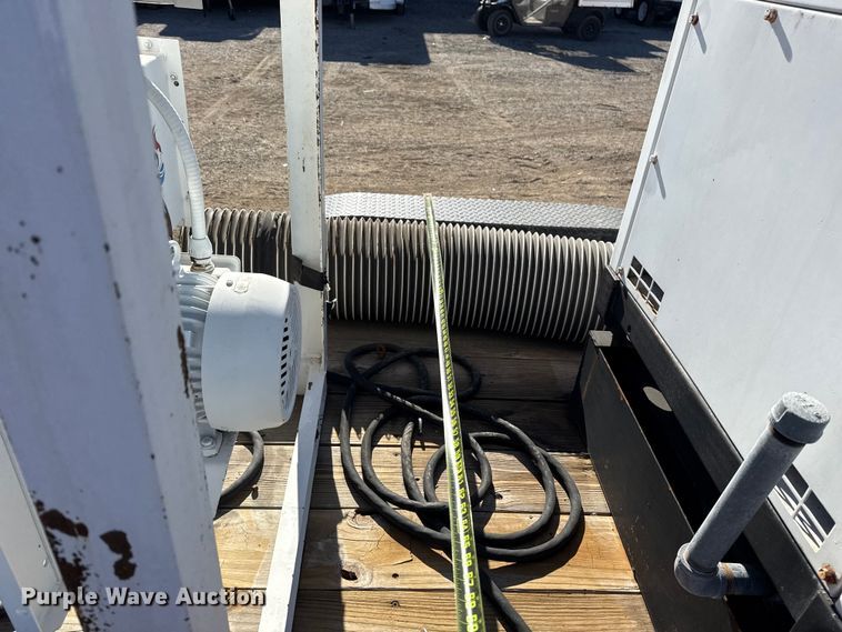 image for item EG1929 2000 Roadrunner flatbed trailer