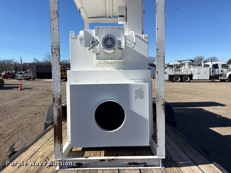 image for item EG1929 2000 Roadrunner flatbed trailer