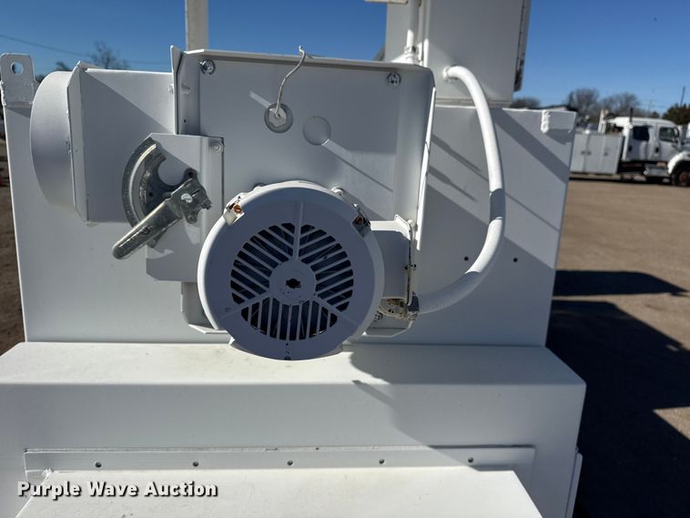 image for item EG1929 2000 Roadrunner flatbed trailer