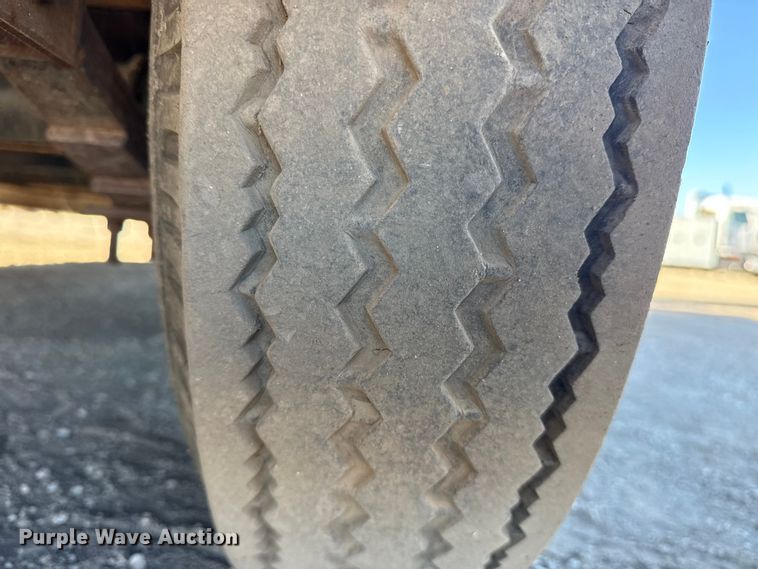 image for item EG1929 2000 Roadrunner flatbed trailer