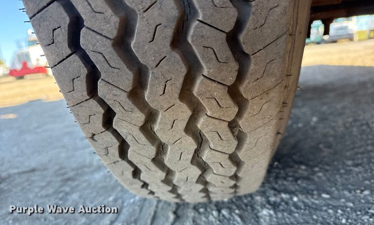 image for item EG1929 2000 Roadrunner flatbed trailer