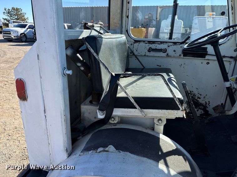 image for item EG1931 1989 Tug Mfg. Corp. MA50-1 aircraft tug