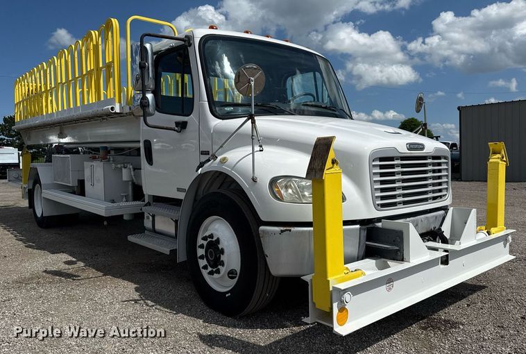 image for item EG5967 2008 Freightliner Business Class M2 scissor lift truck