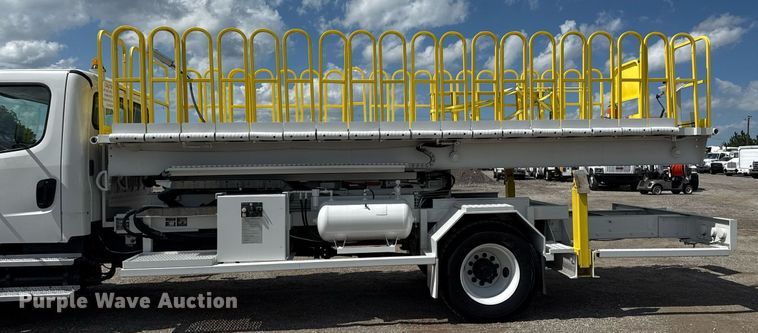 image for item EG5967 2008 Freightliner Business Class M2 scissor lift truck