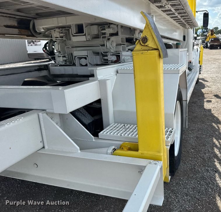 image for item EG5967 2008 Freightliner Business Class M2 scissor lift truck