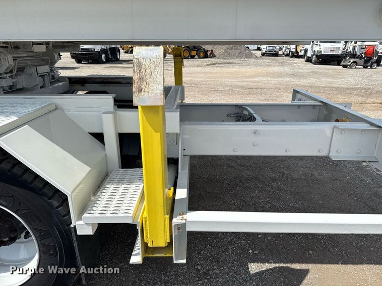 image for item EG5967 2008 Freightliner Business Class M2 scissor lift truck