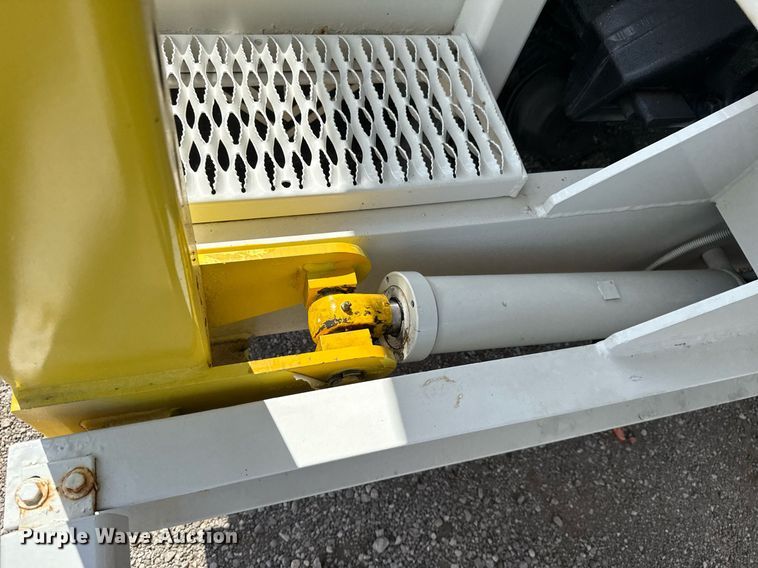 image for item EG5967 2008 Freightliner Business Class M2 scissor lift truck