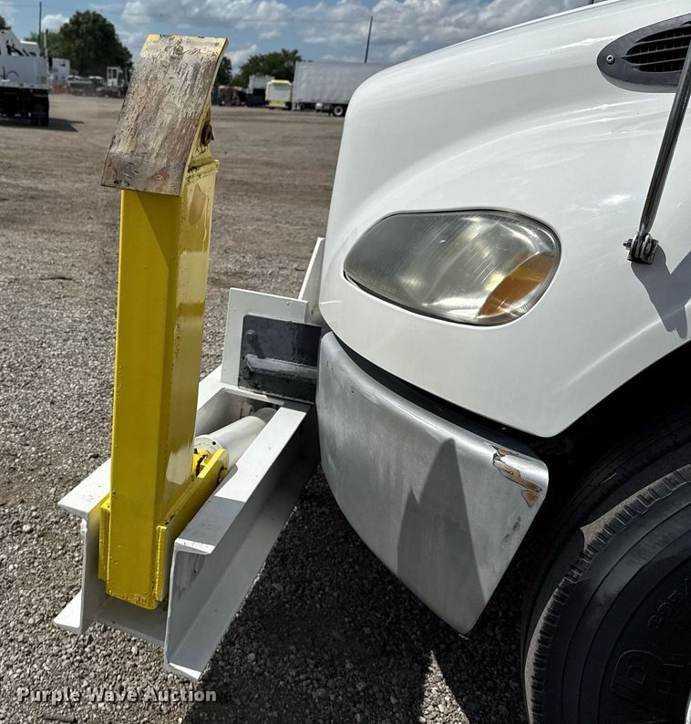 image for item EG5967 2008 Freightliner Business Class M2 scissor lift truck