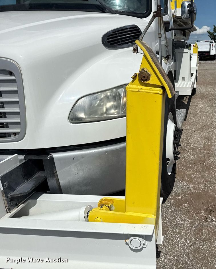 image for item EG5967 2008 Freightliner Business Class M2 scissor lift truck